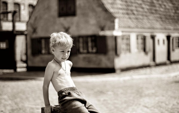 Фотография мальчика в старом городе Копенгагена