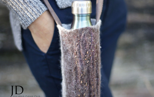 Фотография авторского холдера держателя для бутылки из валяной шерсти